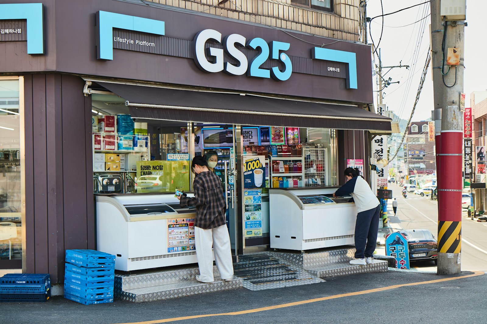 People walking into a GS25 convenience store in Korea